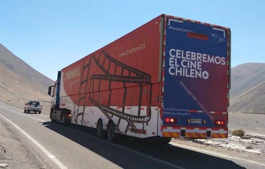 Camión de Cinemóvil con la gráfica Celebremos el cine chileno en una carretera del norte