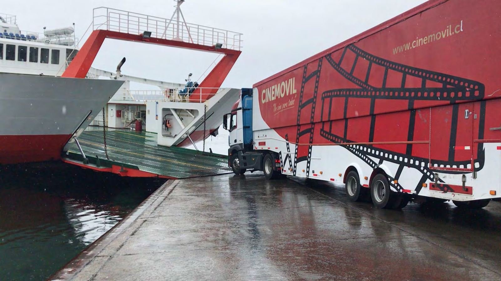 El camión de Cinemóvil subiendo al transbordador rumbo a Chiloé