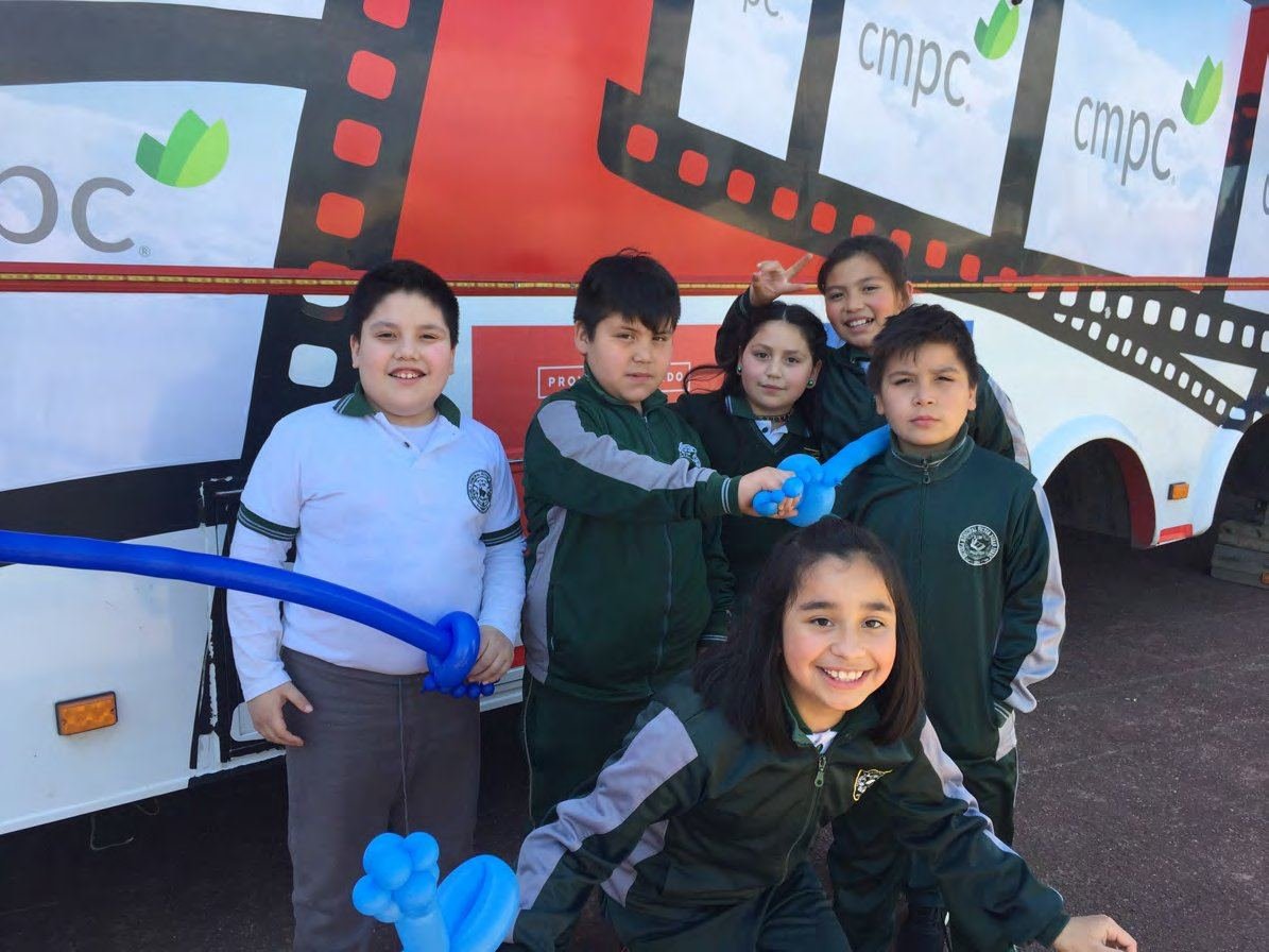 Escolares junto al camión con gráfica de CMPC