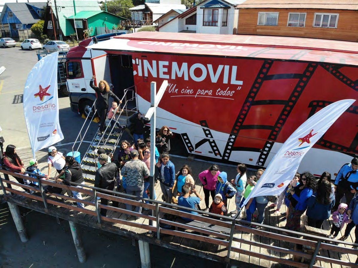 Familias haciendo fila para entrar a Cinemóvil en un muelle del sur
